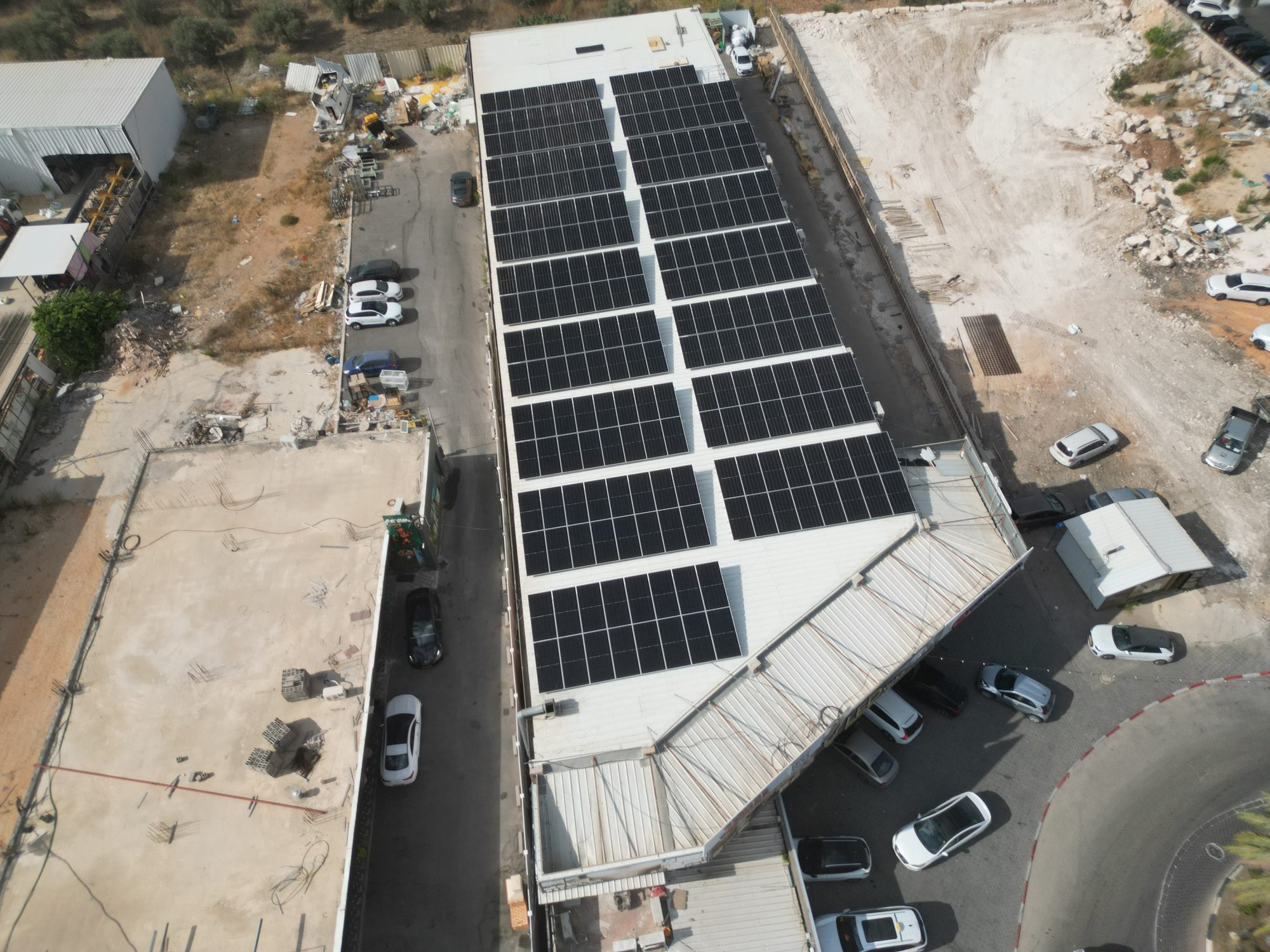 צילום אווירי של אותו גג מסחרי בירכא אחרי התקנת מערכת סולארית של ECOTECH