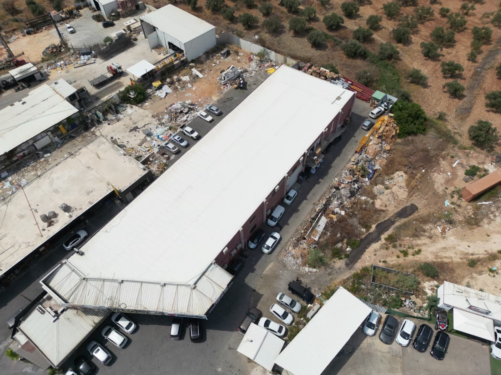 גג המבנה המסחרי בירכא, גג ריק, אוגוסט 2025