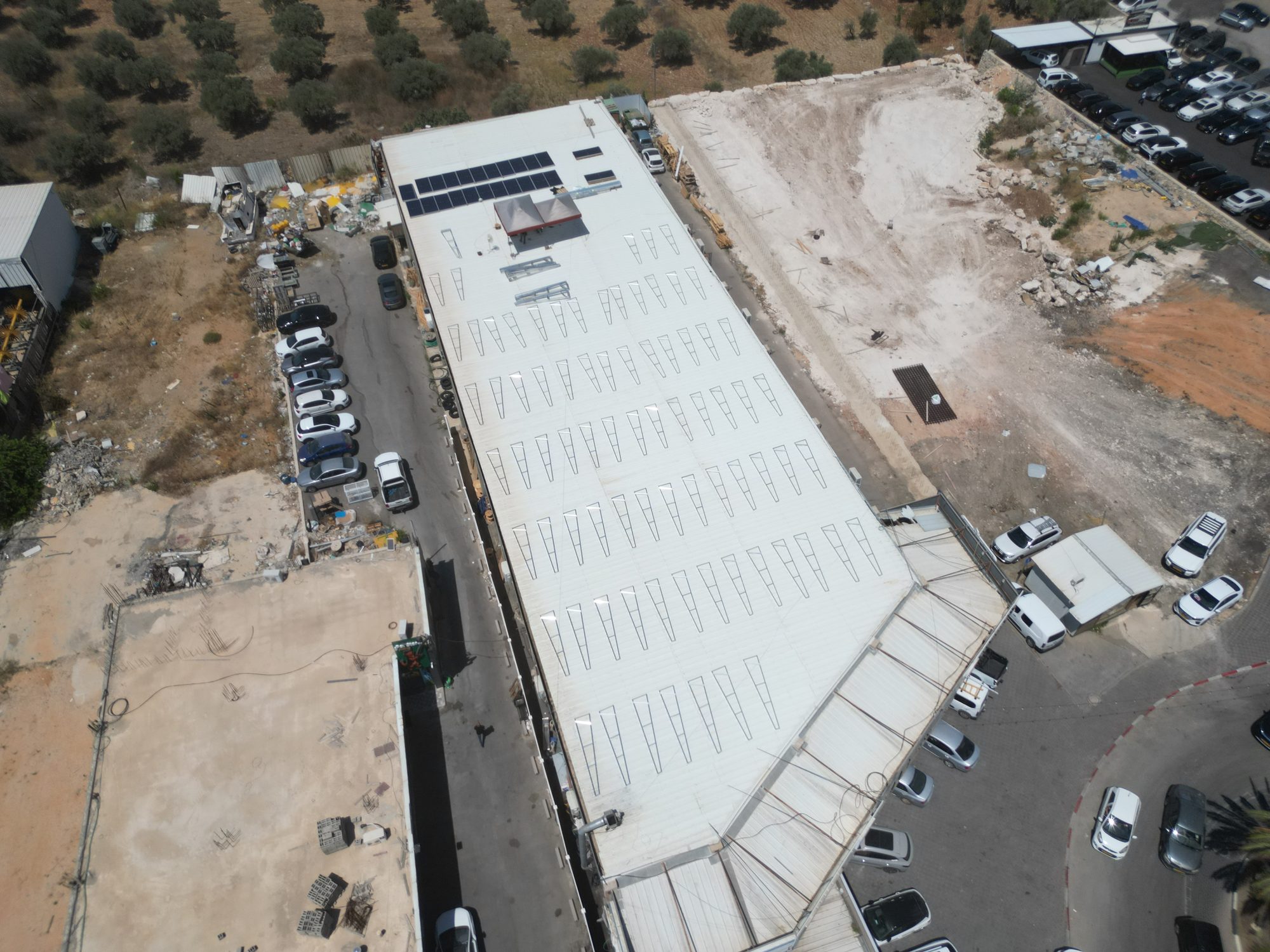צילום אווירי של גג מסחרי של מבנה תעשייה בירכא לפני התקנת מערכת סולארית