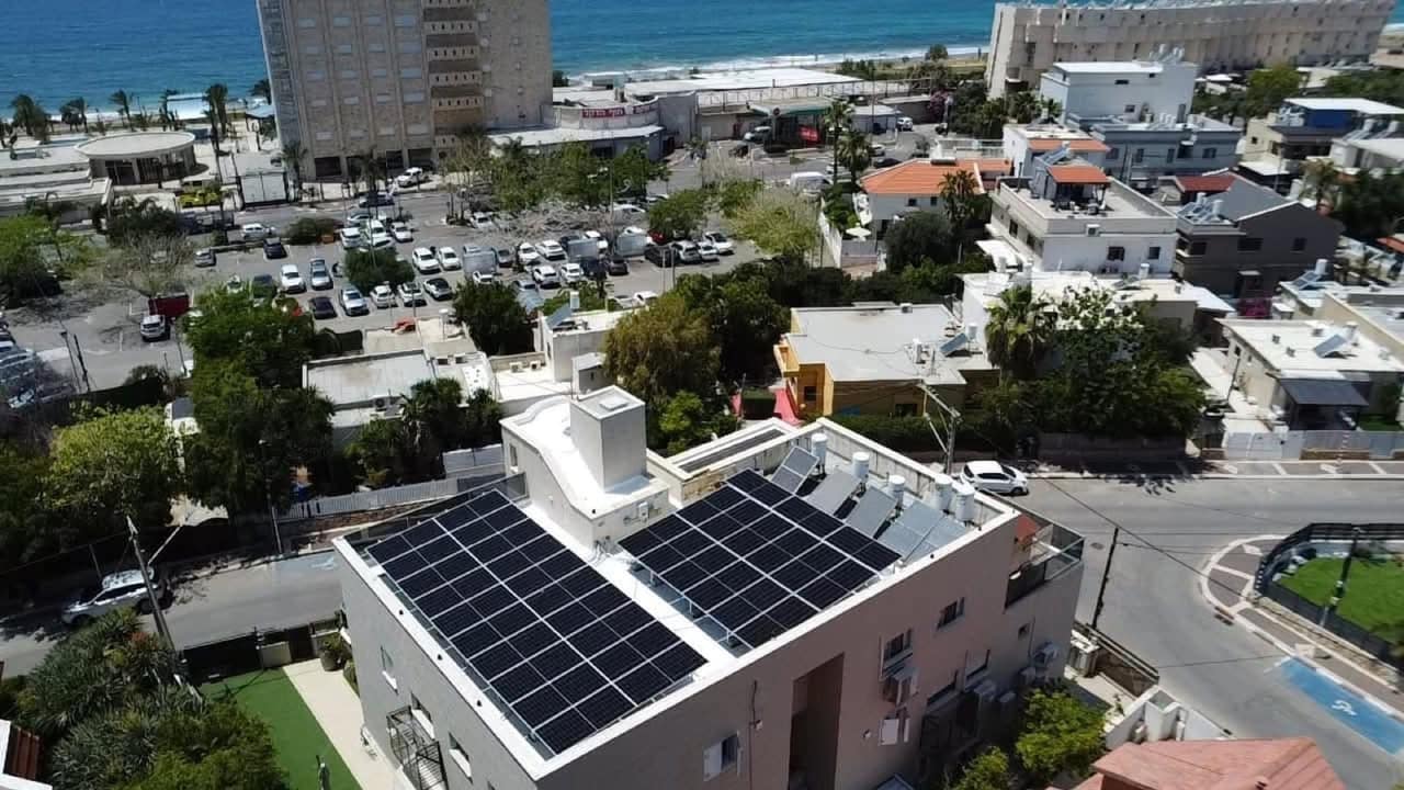 פאנלים על גג שטוח בבית פרטי