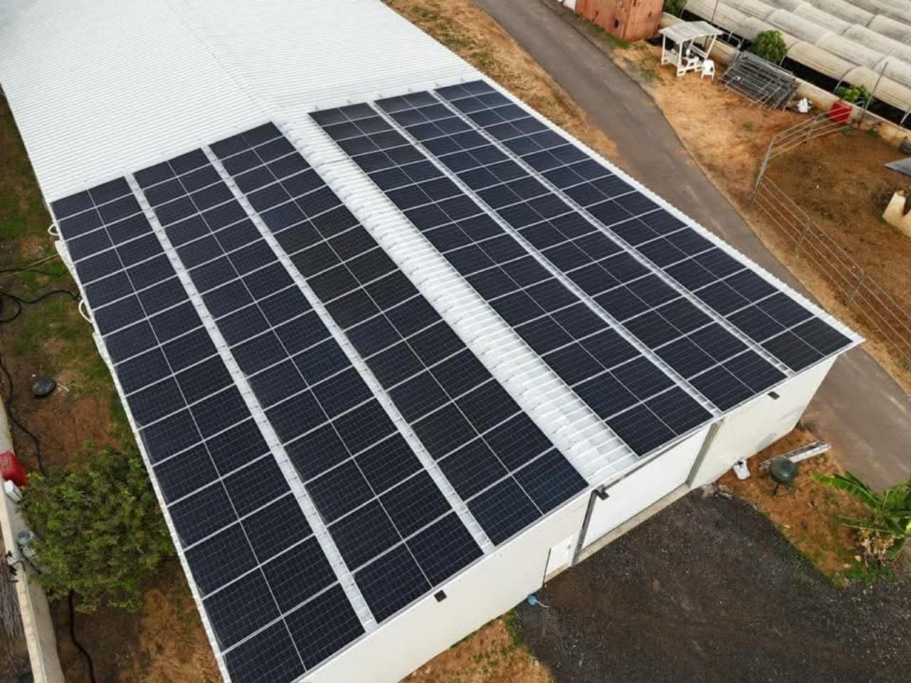 צוות התקנה של ECOTECH על הגג