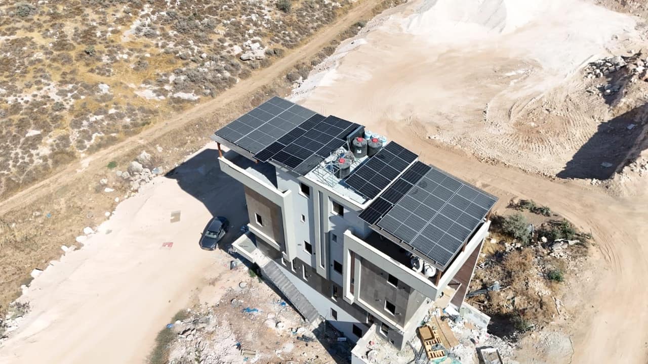 התקנת ממיר סולארי על קיר חיצוני