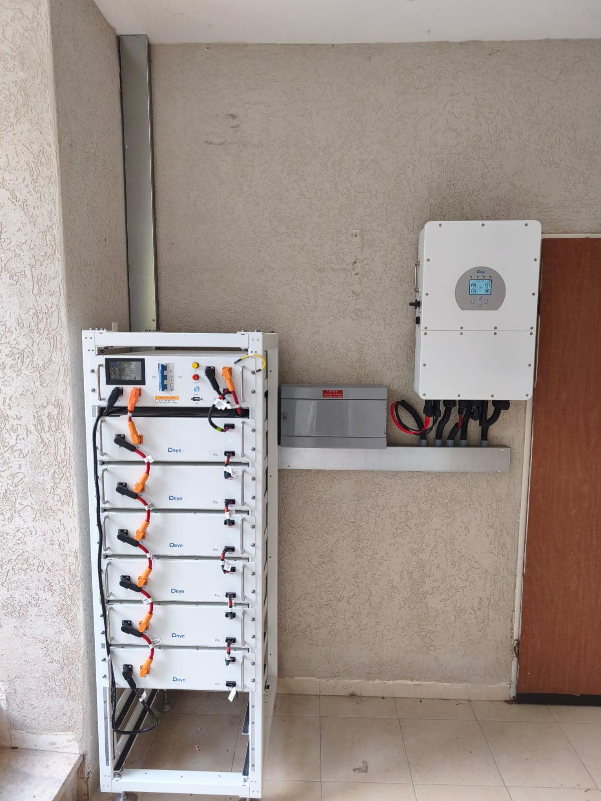 התקנת פאנלים סולאריים על ידי צוות ECOTECH