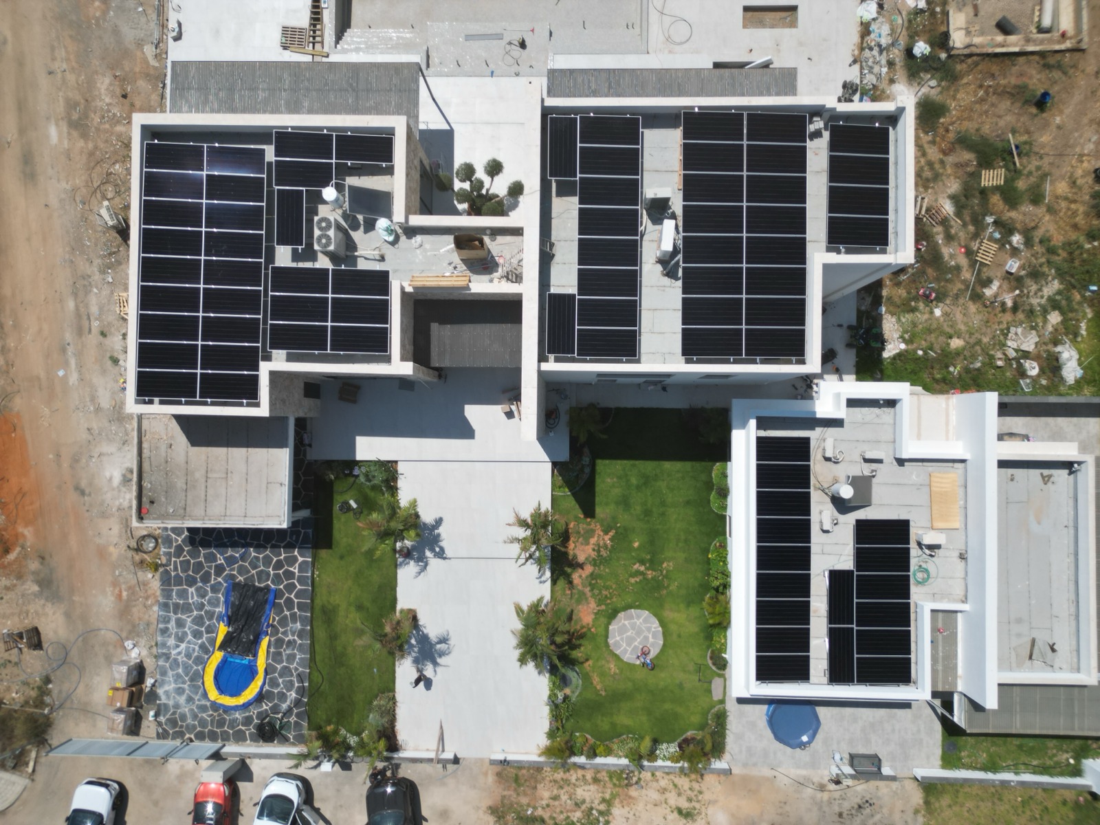 מערכת סולארית במושב גיאה — צילום DJI מהאוויר