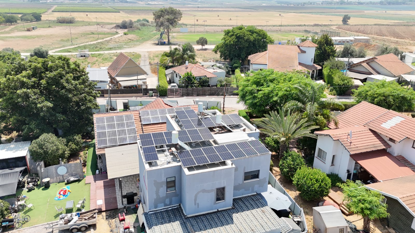 מערכת סולארית מותקנת על גג בית פרטי במושב, פרויקט משפחת דרדור, צילום DJI מהאוויר